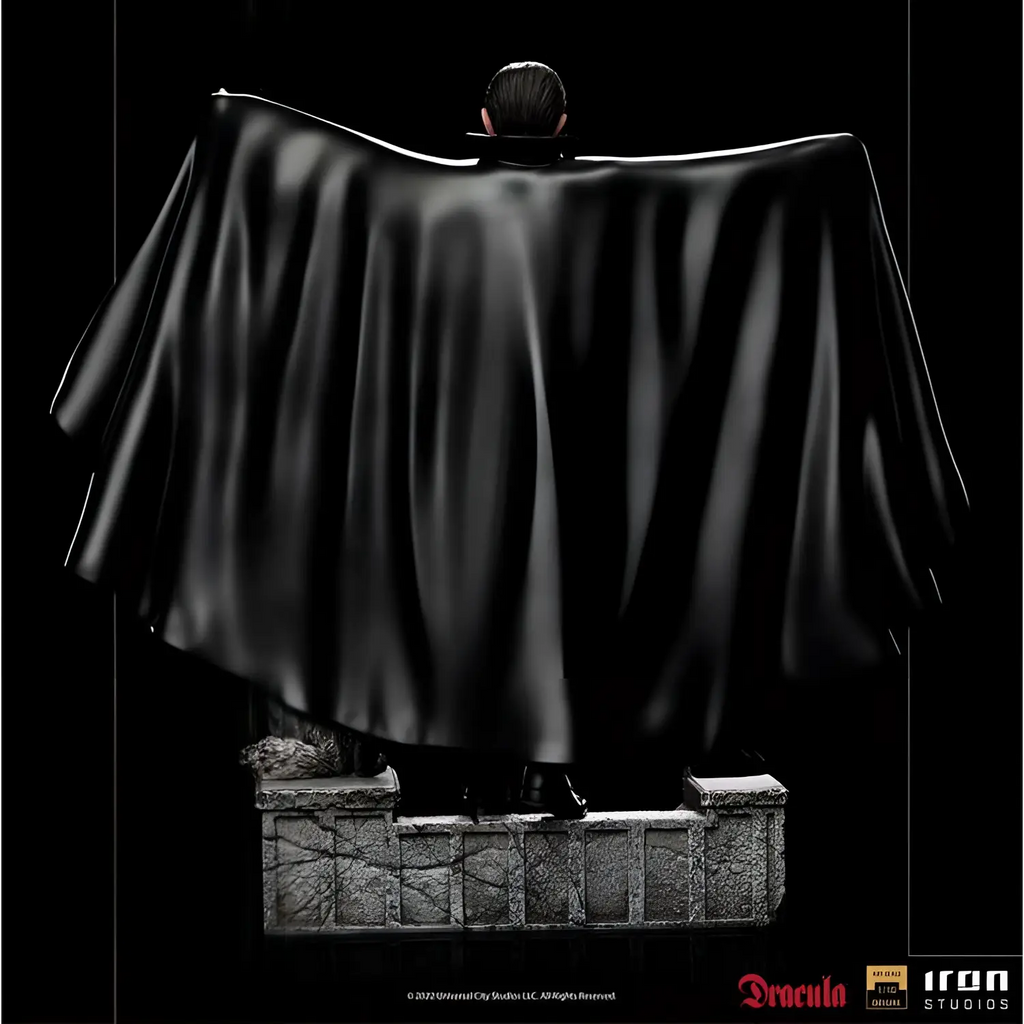 Svart satinliknande mantel med dramatisk siluett över Dracula-staty på stenpedestal