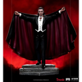 Svart och vinröd Dracula-staty i mantel och smoking med silverbrosch från Iron Studios