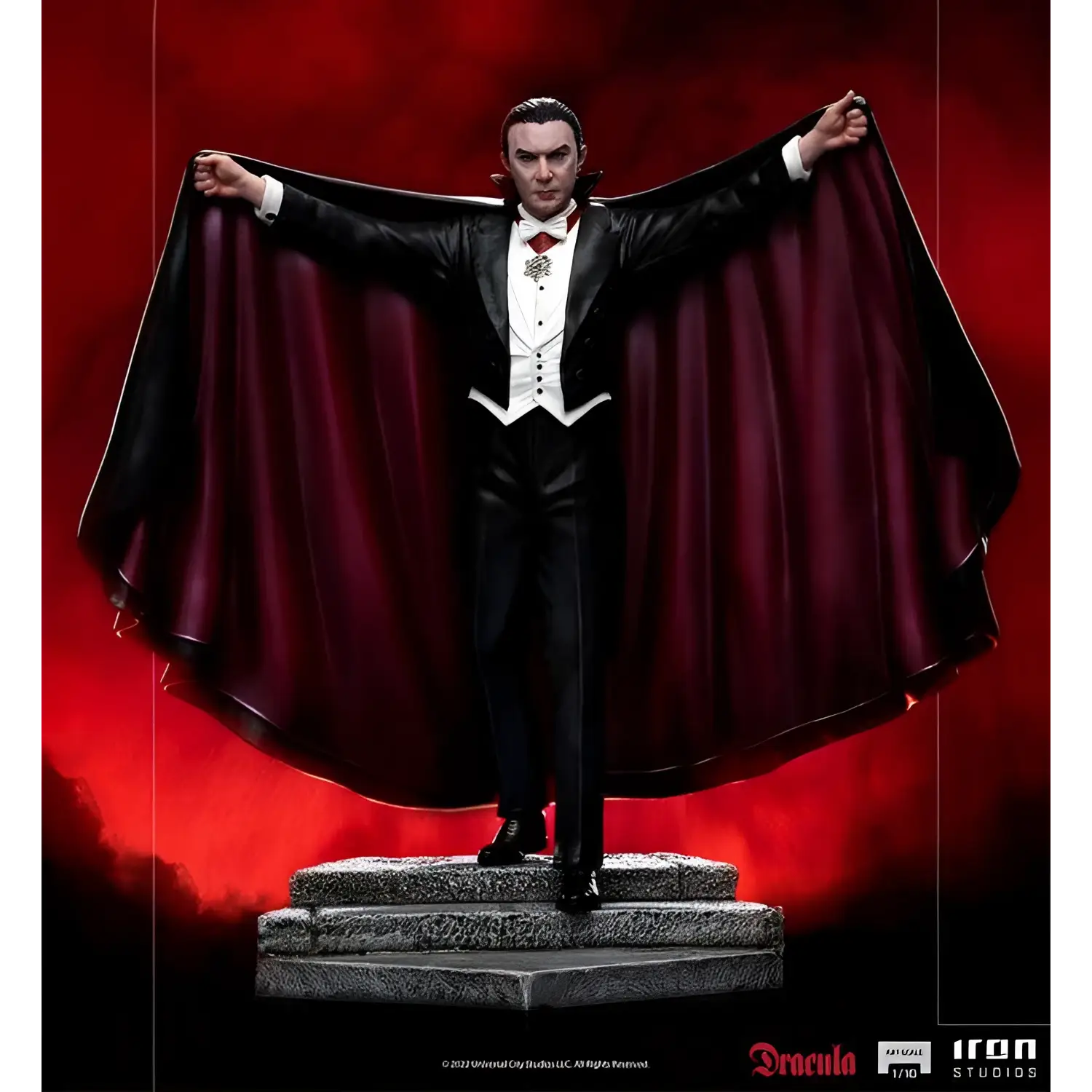 Svart och vinröd Dracula-staty i mantel och smoking med silverbrosch från Iron Studios