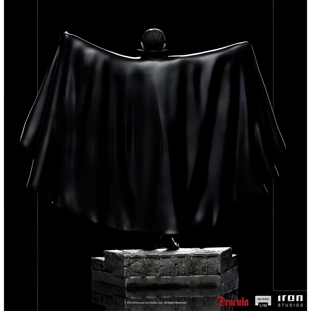 Svart satin kappa med glansig finish på Dracula-statyett på stenpedestal