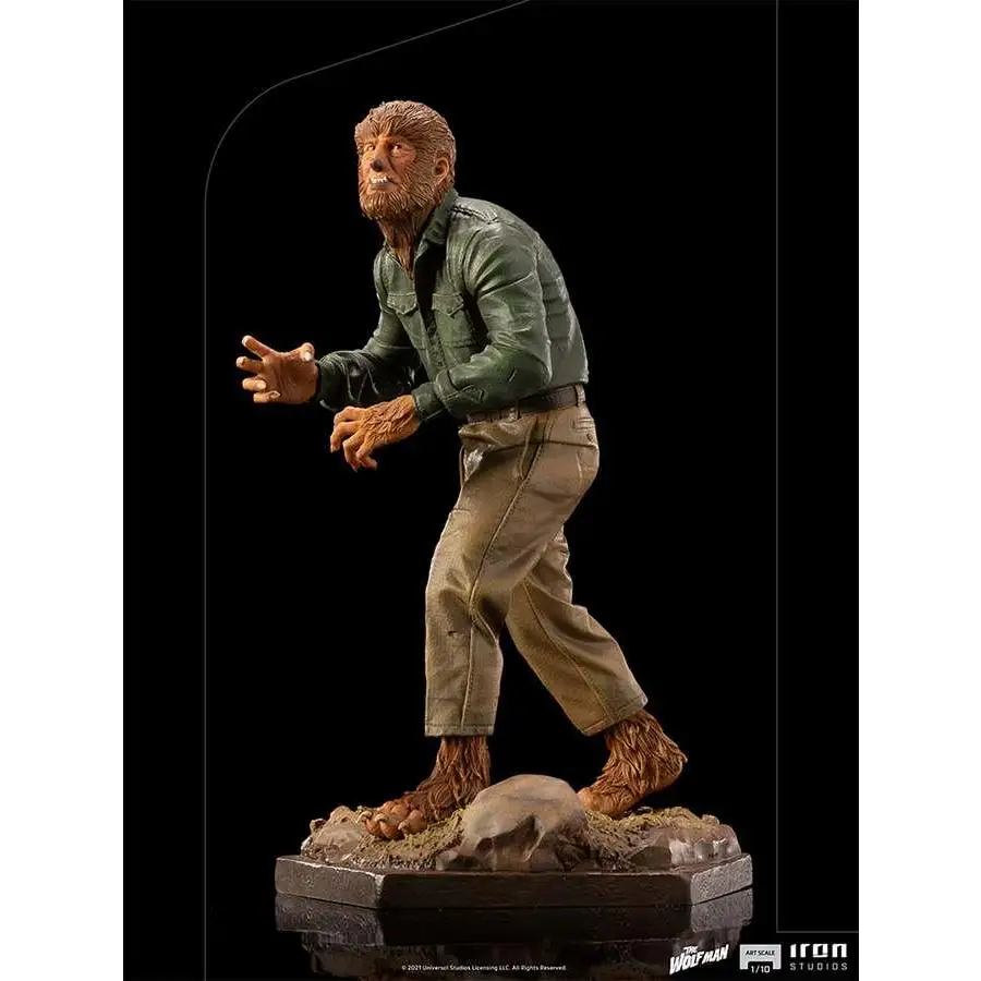 Universal Monsters Wolf Man 1/10-statyn med detaljerad päls, grön jacka och beige byxor