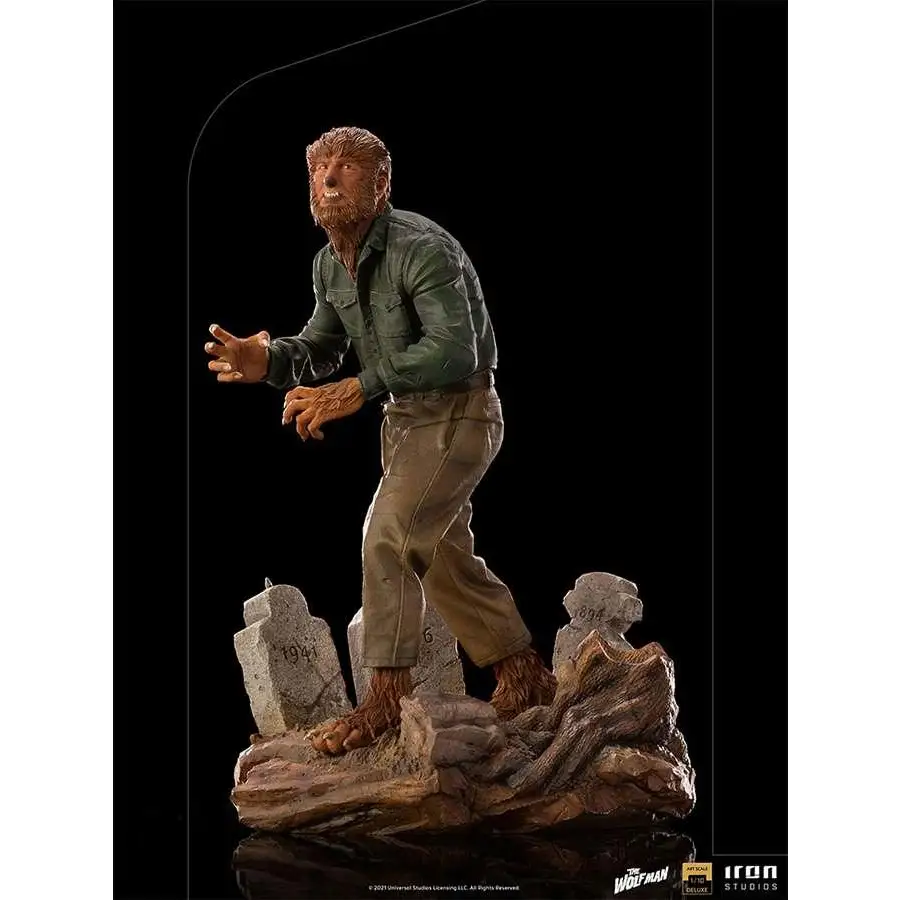 Universal Monsters Wolf Man Deluxe 1/10-statyn med detaljerad päls, grön jacka, beige byxor på stenig bas omgiven av gravstenar
