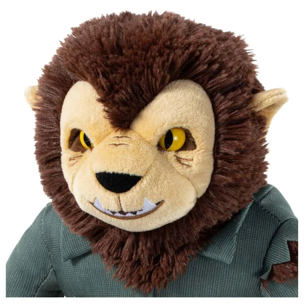 Universal Monsters Wolfman plush med brunt hår, gula ögon och stydd leende i grön skjorta