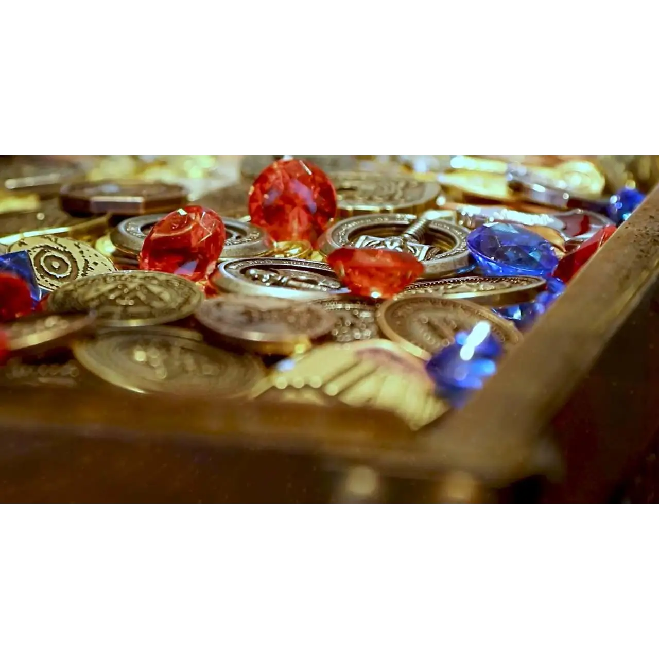 Vampir Metallmynt Set (24) med glänsande metallmynt och färgglada ädelstenar i rött, blått och orange