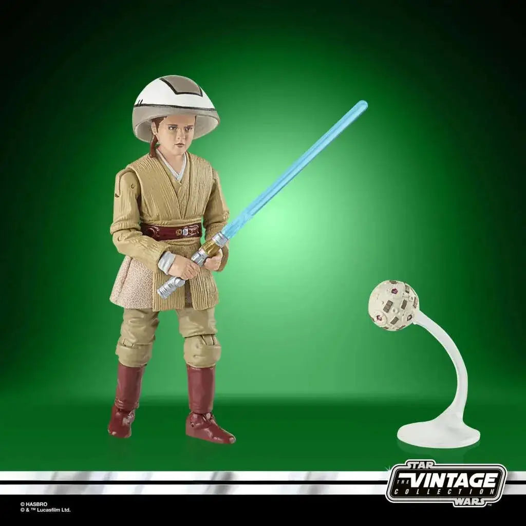 Detaljerad actionfigur av ung jedi i tan kläder och röda stövlar med blå ljussabel