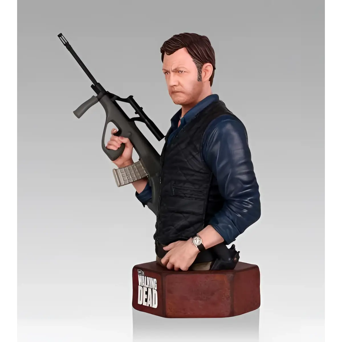 Walking Dead The Governor mini bust med svart läder väst över blå skjorta, håller gevär på rostig bas