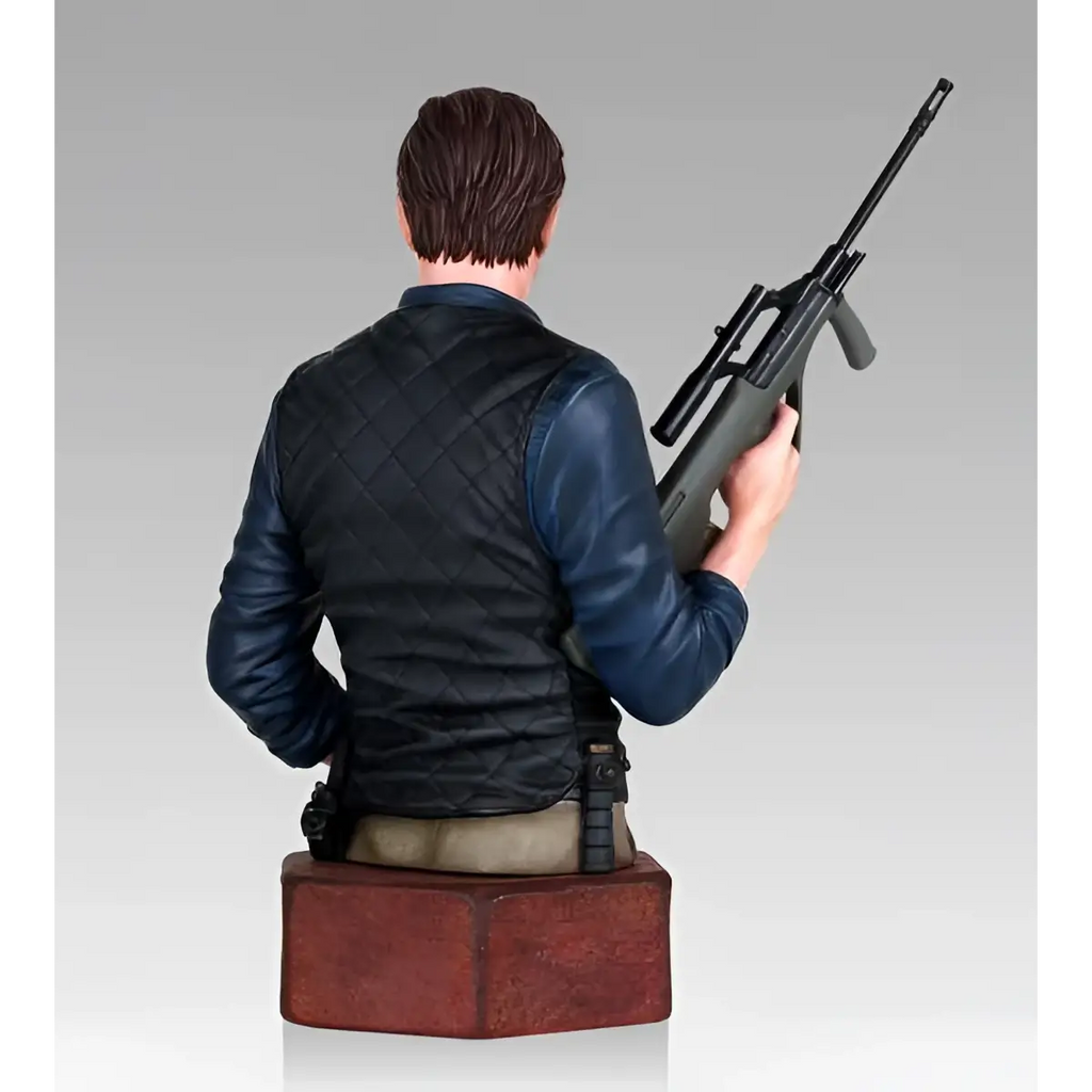 Svart quiltad väst över blå läderjacka på figur med gevär i The Governor Mini Bust från Walking Dead