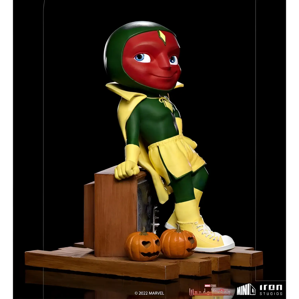 Stiliserad Vision-figur i barnform för Halloween, grön-gul kostym, röd mask, blå ögon