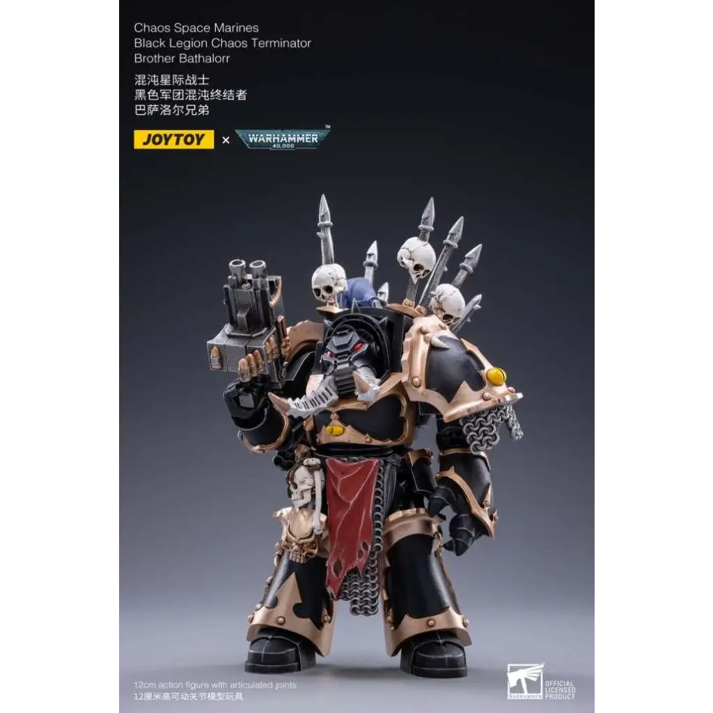 Svart och guldfärgad Chaos Space Marine-figur från Warhammer 40k Black Legion, med skallemotiv och kedjemönstrad rustning