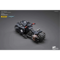 Svart rustad motorcykel med vita stjärnor, detaljerade mekaniska delar och röda handtag för WH40K Black Templars Outriders