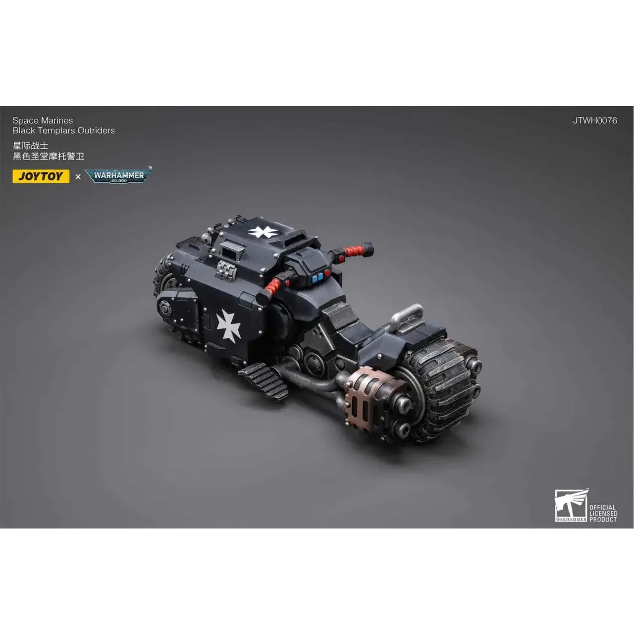 Svart rustad motorcykel med vita stjärnemblem, detaljerade mekaniska delar och röda handtagstips för WH40K Black Templars Outriders-figur