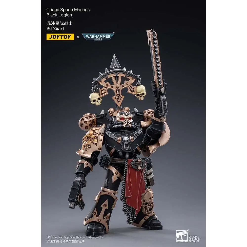 Svart och brons rustad Chaos Space Marine från Black Legion, skallemotiv och spikad hjälm, WH40K 1/18-figur