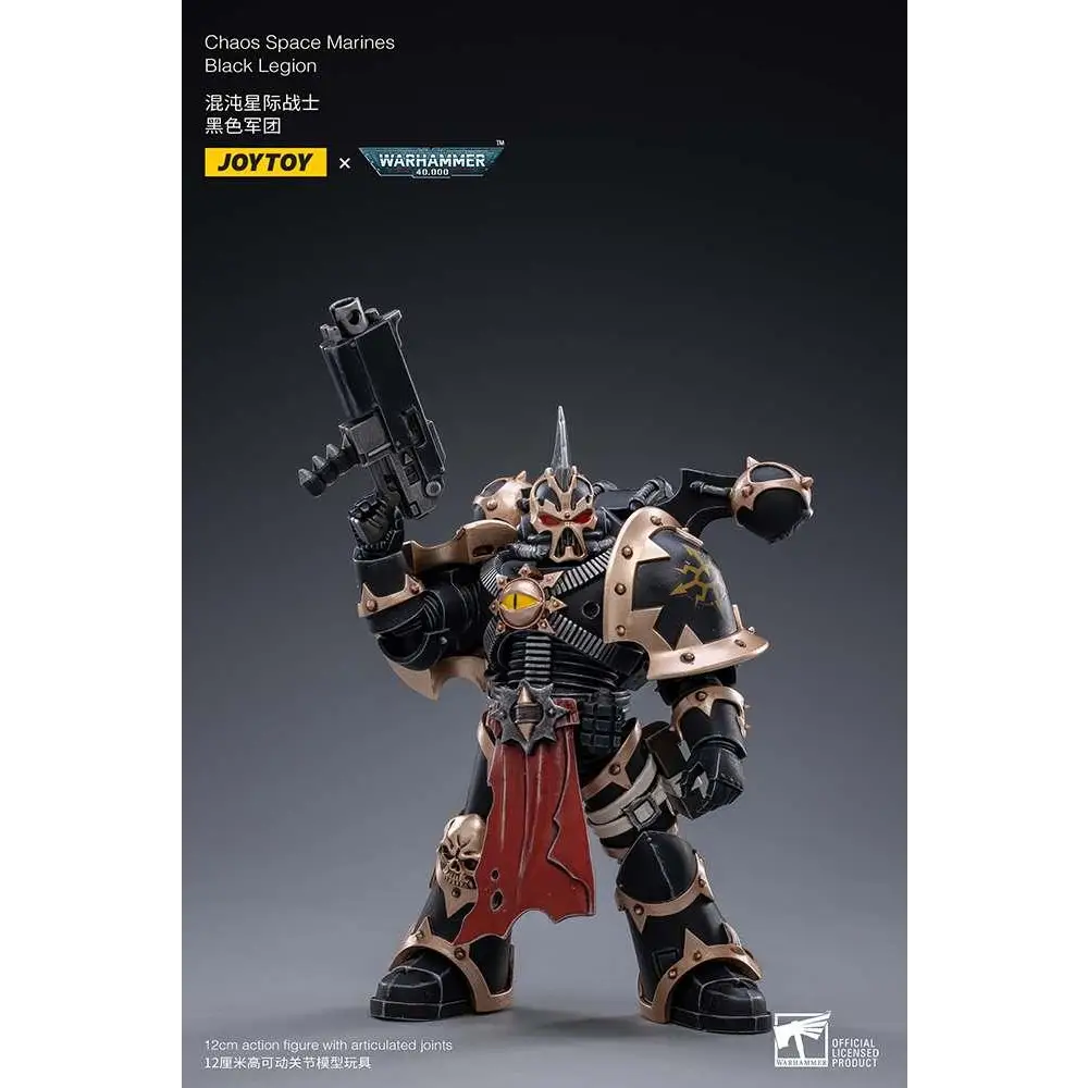 Svart och brons rustad Chaos Space Marine-figur från Black Legion med röd mantel och detaljerade skallemotiv