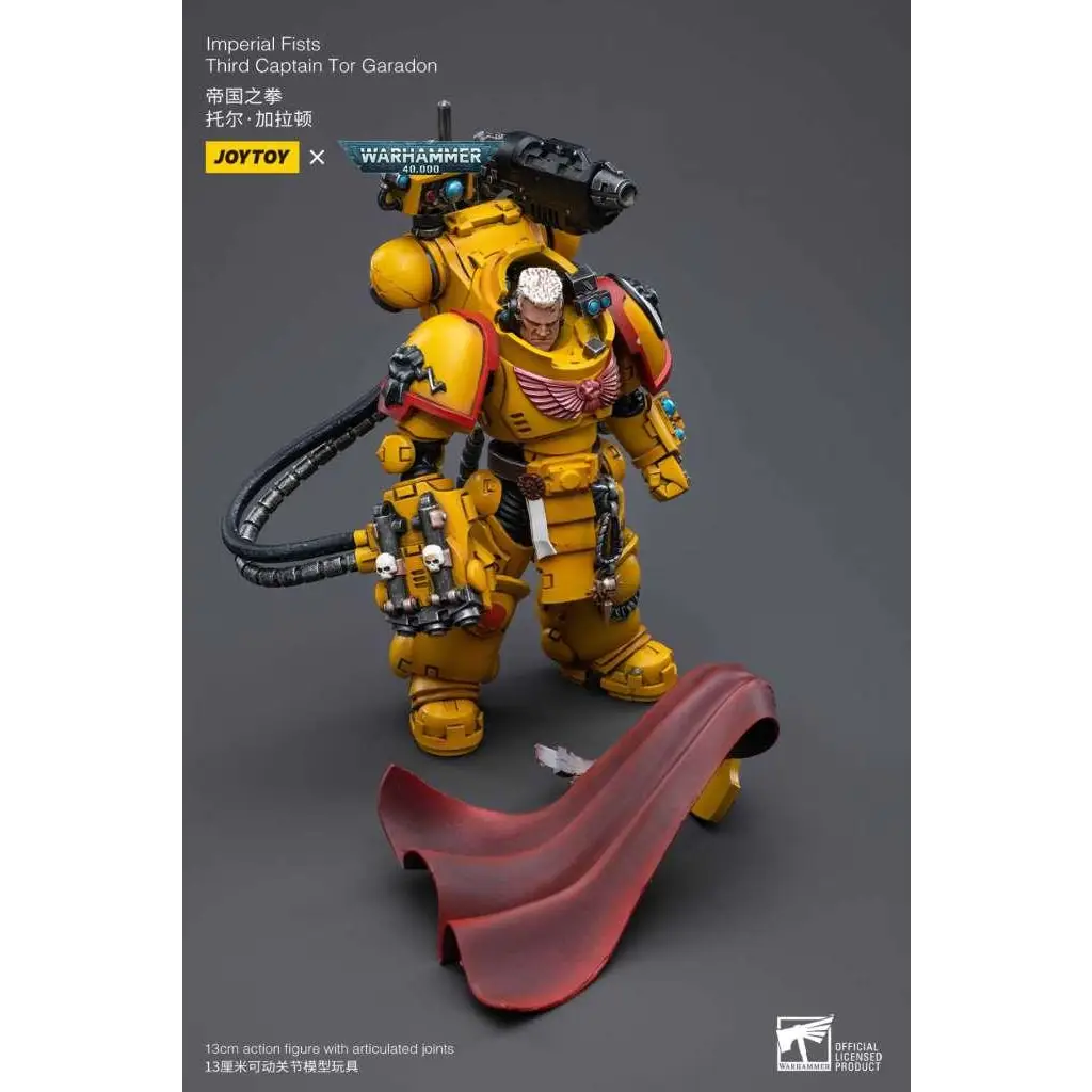 Gul och röd rustad Warhammer 40,000 Tor Garadon actionfigur med karmosin mantel
