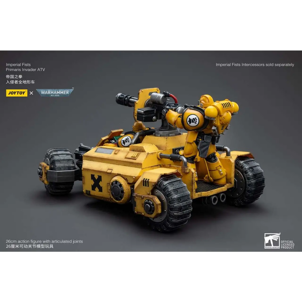 Gul pansrad figur på gul Primaris Invader ATV med svarta däck och Imperial Fists-logga