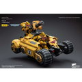 Gul pansrad fordon med två figurer i gul power armor, svarta däck och vapenmontering för Warhammer 40k Imperial Fists Primaris Invader ATV
