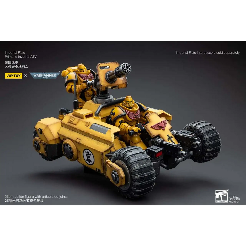 Gul pansrad ATV med två figurer i gul power armor, svarta däck och monterat vapen, Warhammer 40k Imperial Fists Primaris Invader
