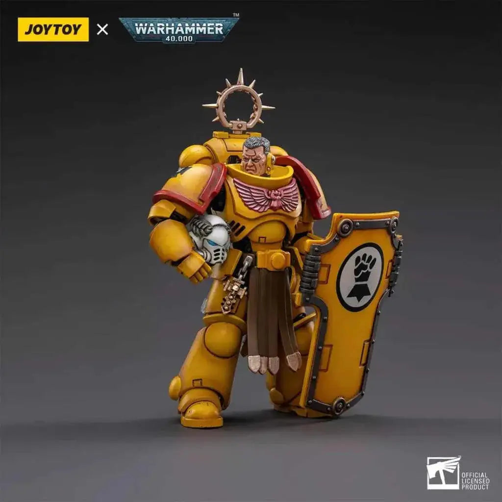 Gul pansrad rymdmilitärfigur i gult med röda och bruna accenter, hållande sköld med svart näveemblem för Wh40k Imperial Fists Vet Bro Thracius