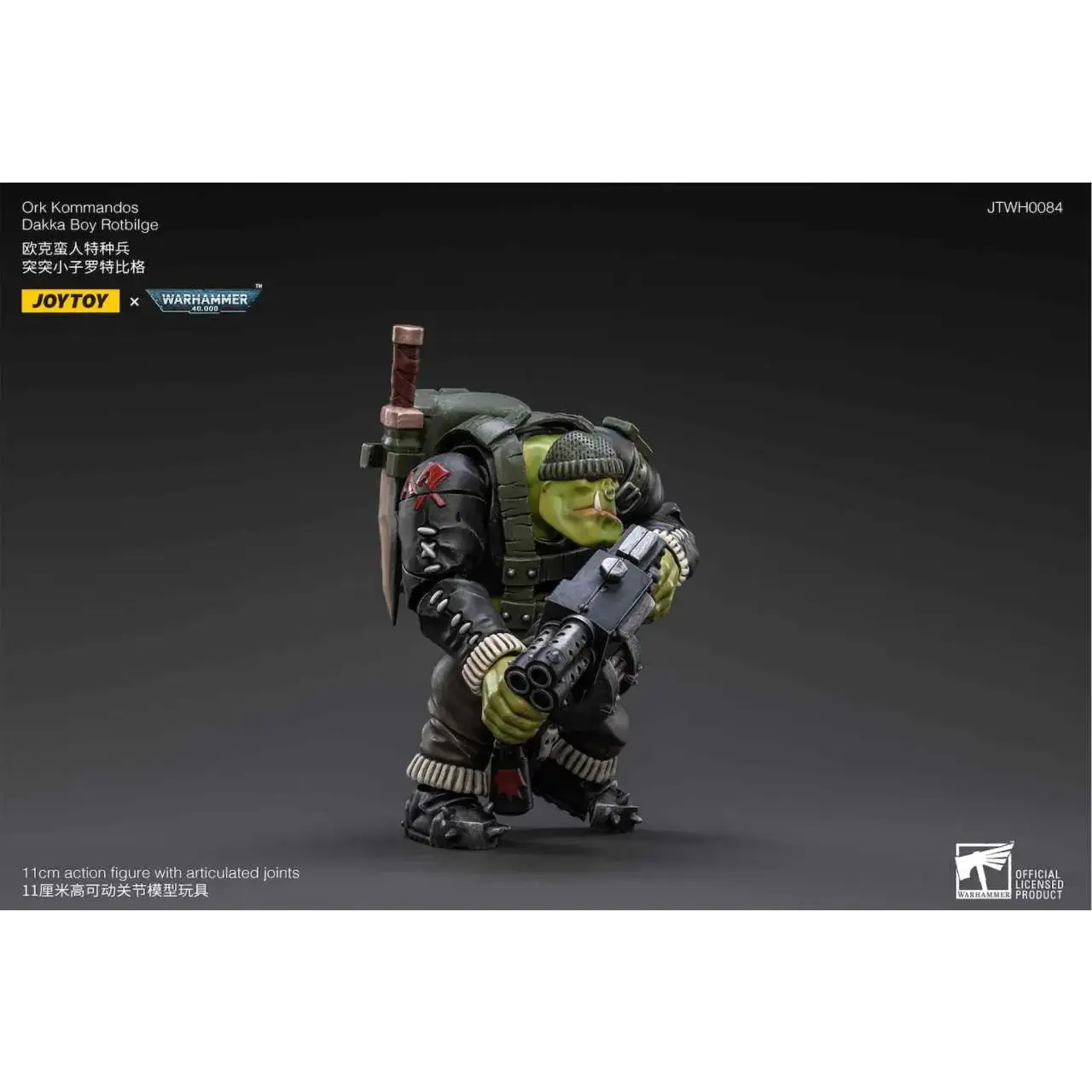 Grönskinnad ork-kommandosfigur i svart och olivgrön rustning med tungt vapen och blad på ryggen, WH40K Dakka Boy Rotbilge 1/18-skala