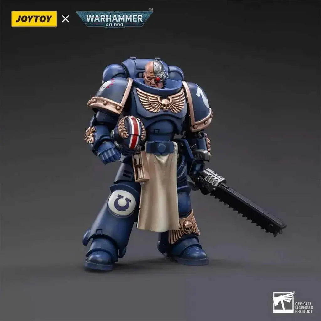 Blå och gul bepansrad Ultramarines Primaris Lt Horatius-figur från Warhammer 40,000