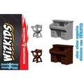 Ofärgad grå plastminiatyr av skrivbord med lådor och böjd skiva från Wizkids