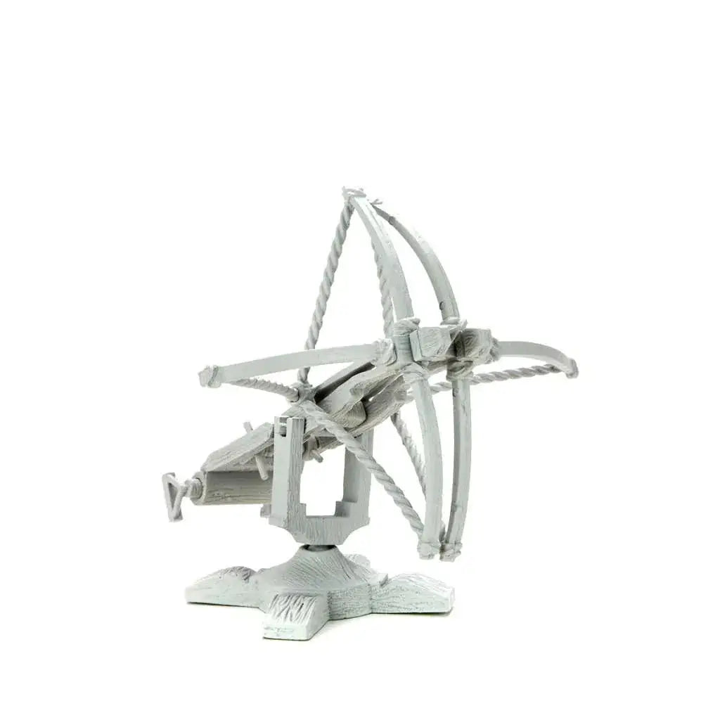Grå plastmodell av medeltida ballista med repdetaljer och stenlik bas, Wizkids