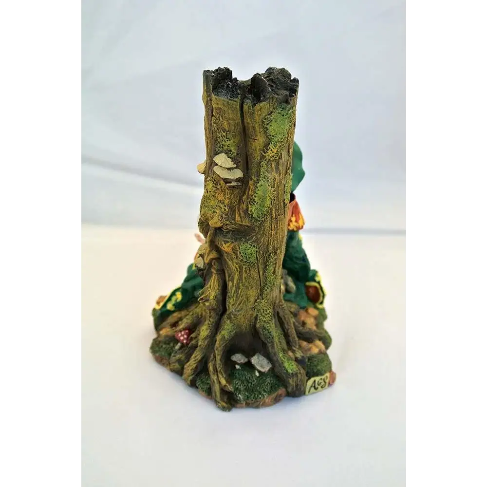 Detaljerad resinfigur av mossig trädstock med rötter, svampar och skogselement för Woodland Wizard Figur