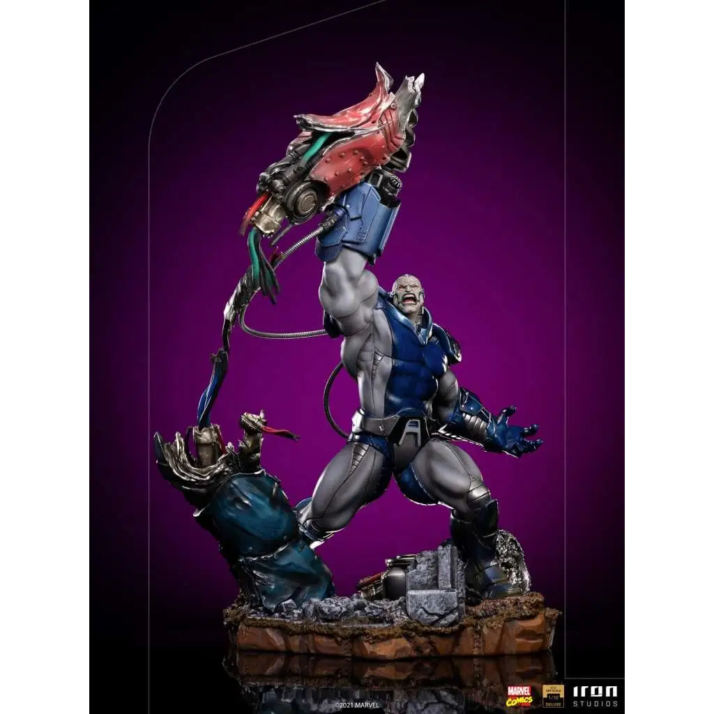 Iron Studios X-Men Apocalypse Deluxe 1/10 staty, muskulös grå-blå rustning med röd hästlik vapen