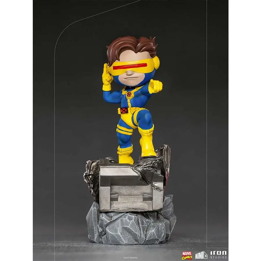 Chibi-stil Cyclops-statyn i blå-gul X-Men-dräkt med röd visir på metallbas i stenig terräng, Iron Studios MiniCo-figur