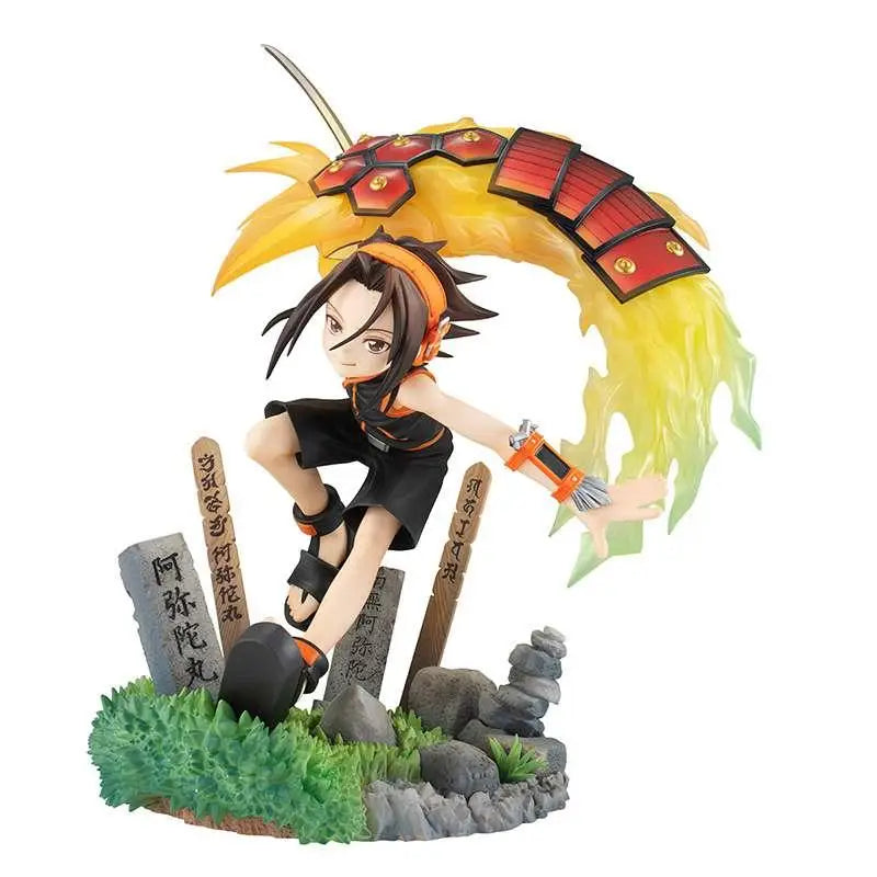 Yoh Asakura Shaman King-statyn i svart-orange rustning med gul eld-aura bland gravstenar