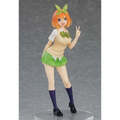 Yotsuba Nakano figurine i beige topp, grön kjol och lila strumpor