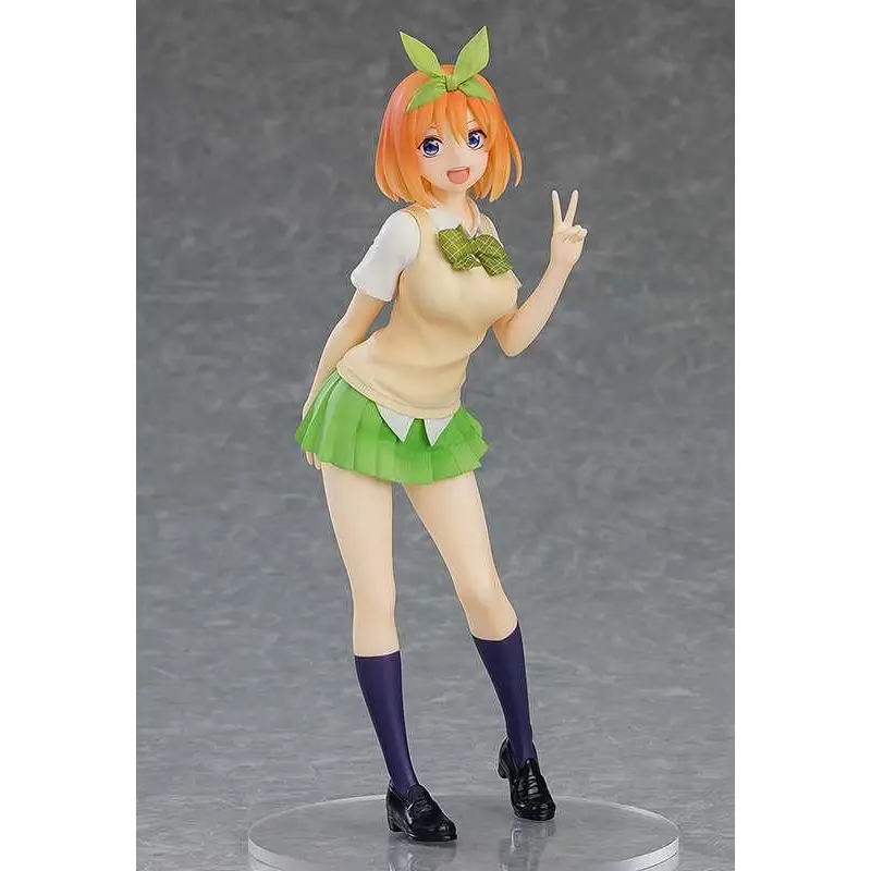 Yotsuba Nakano figurine i beige topp, grön kjol och lila strumpor