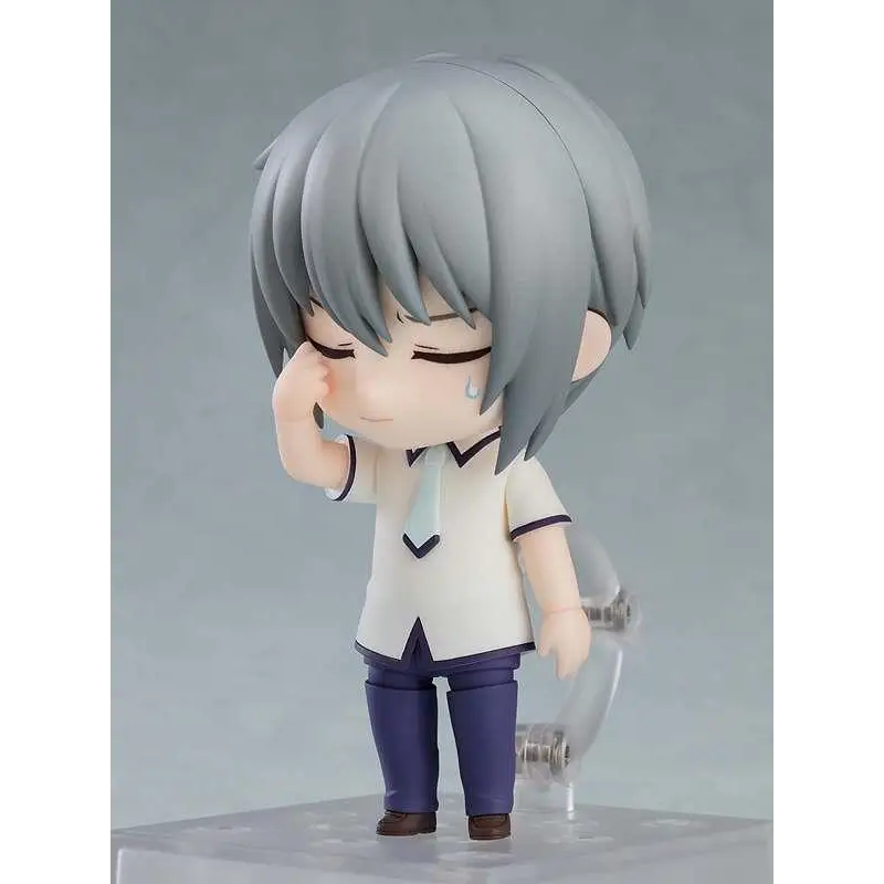 Gråhårig chibi-figur Yuki Soma Nendoroid från Fruits Basket i vit skoluniform med marinblå accenter och ljusblå slips, stående på klar displayställ